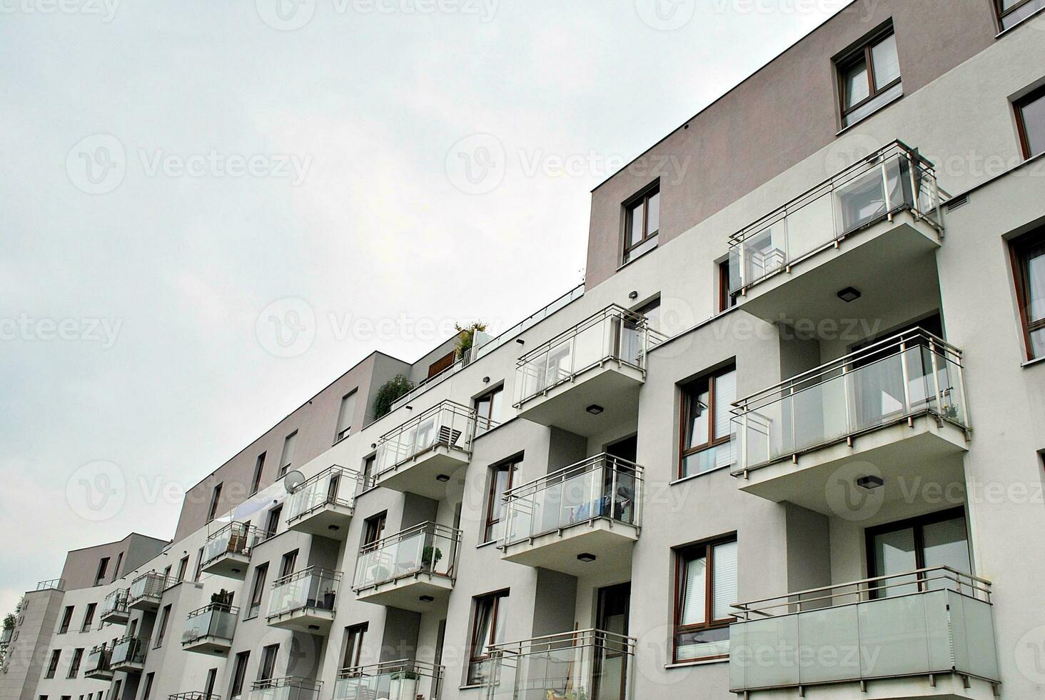 merk nieuw appartement gebouw Aan zonnig dag. modern woon- architectuur. modern multi-familie appartement huis. foto