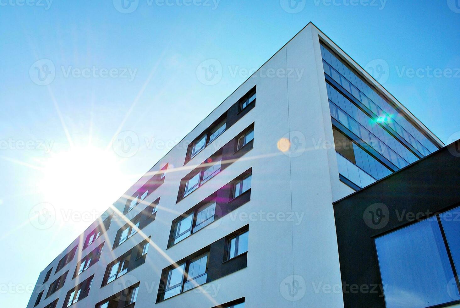 merk nieuw appartement gebouw Aan zonnig dag. modern woon- architectuur. modern multi-familie appartement huis. foto