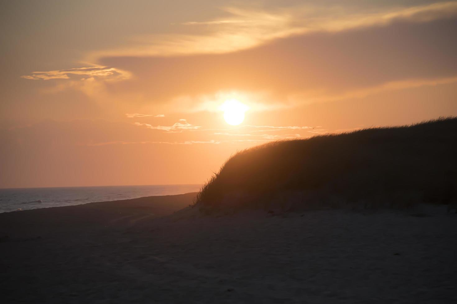 prachtige zonsondergang op het strand bij de oceaan foto