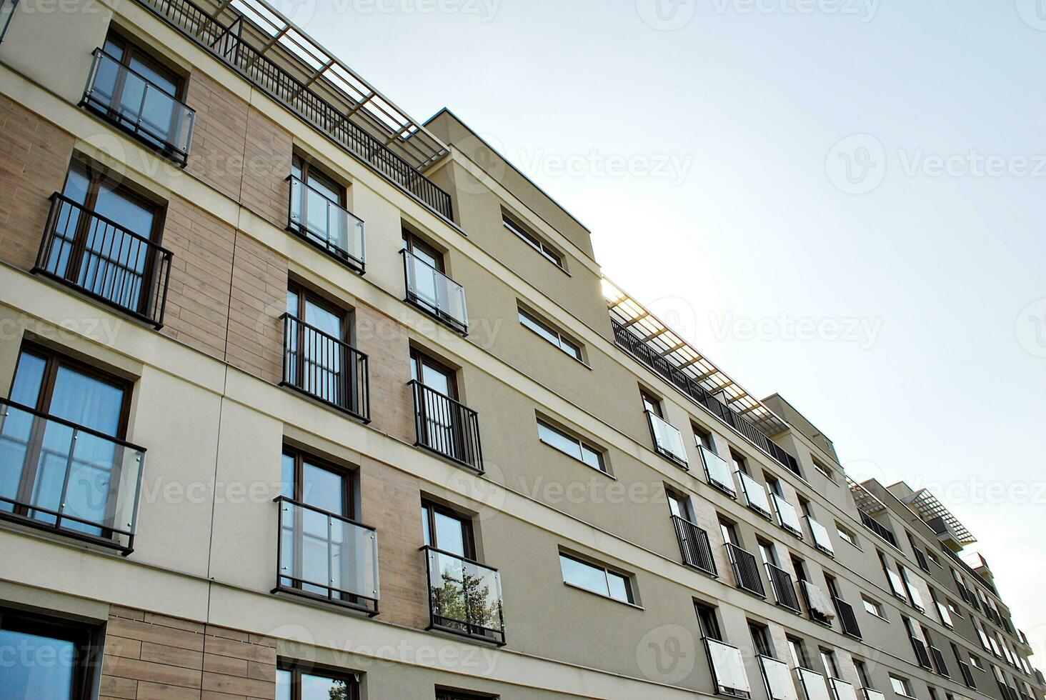 modern appartement gebouw in zonnig dag. buitenkant, woon- huis facade. foto