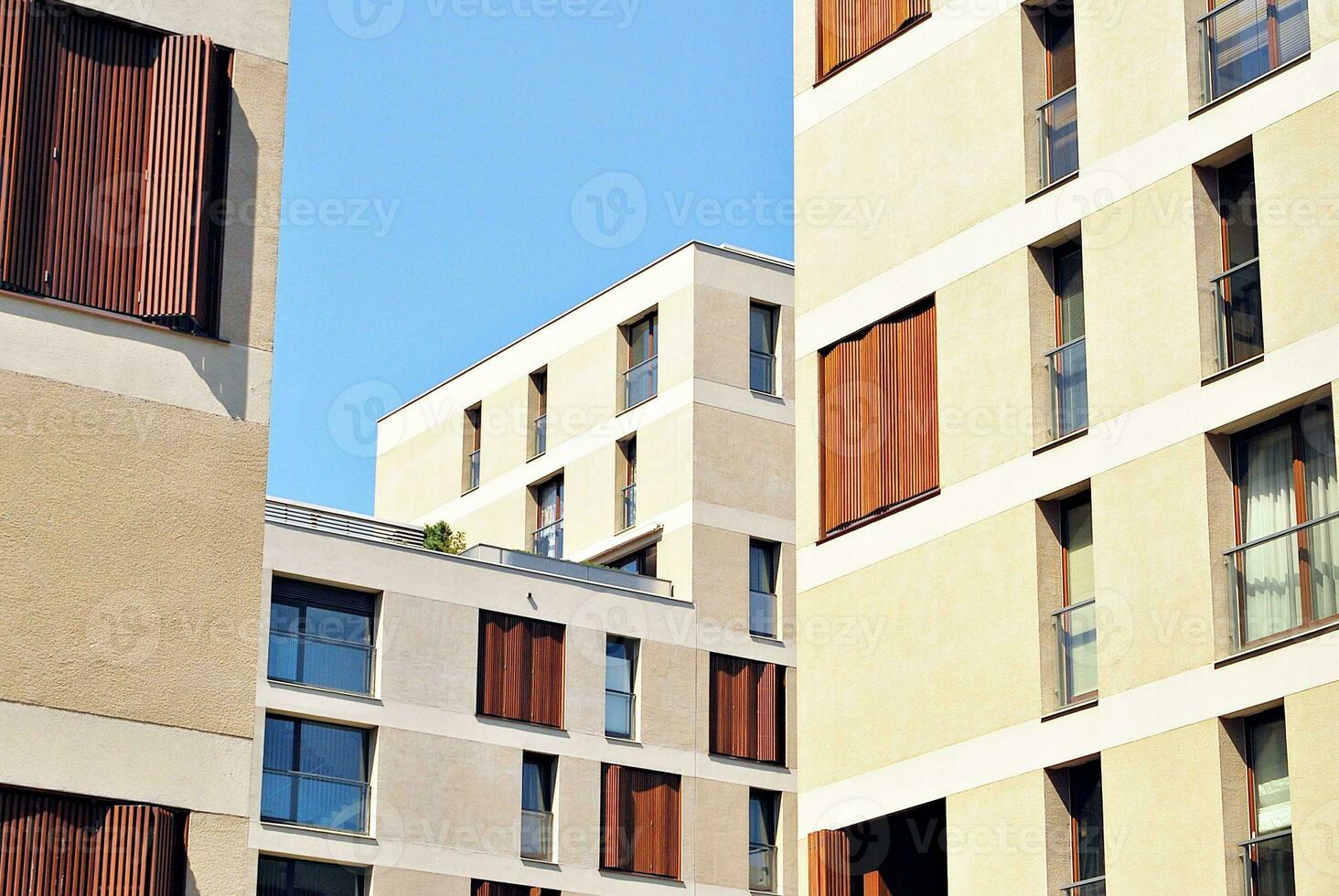 modern appartement gebouw in zonnig dag. buitenkant, woon- huis facade. foto