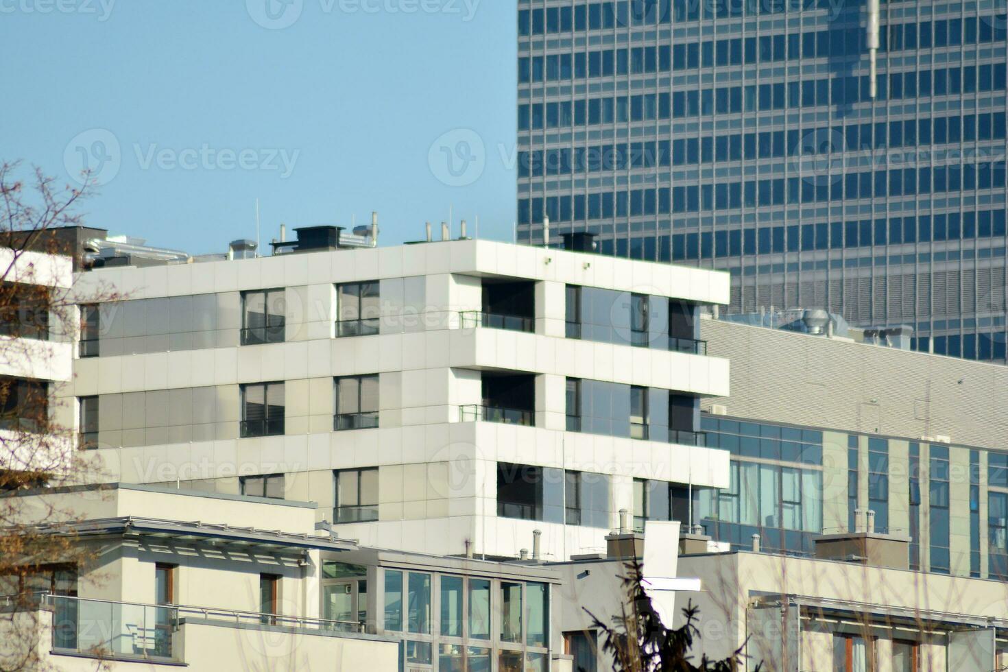 modern appartement gebouw in zonnig dag. buitenkant, woon- huis facade. foto