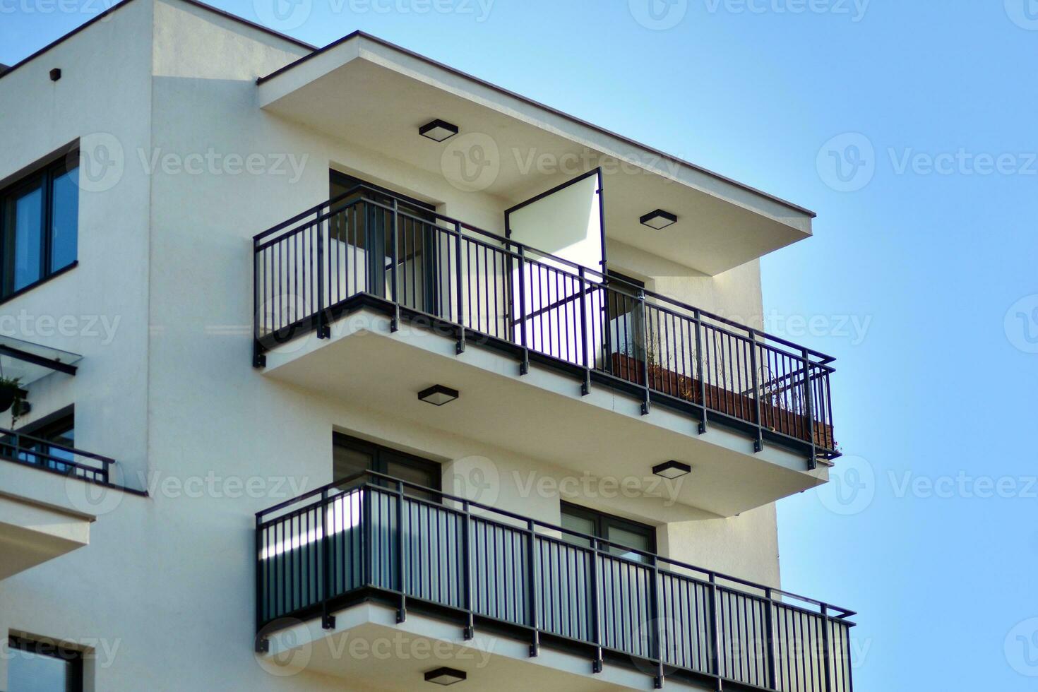 modern appartement gebouw in zonnig dag. buitenkant, woon- huis facade. foto