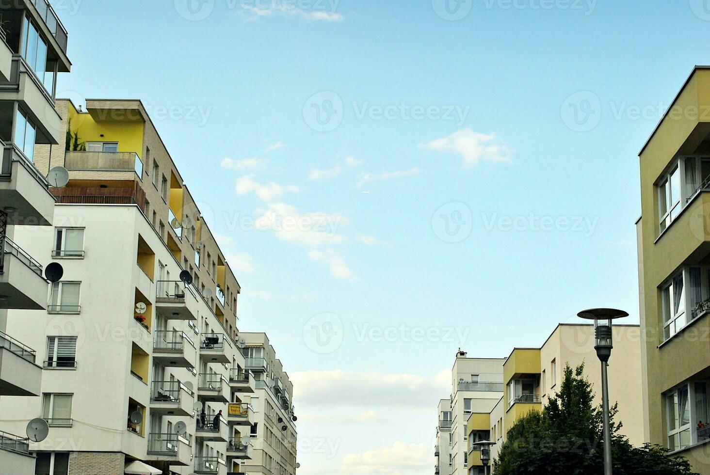 modern appartement gebouw in zonnig dag. buitenkant, woon- huis facade. foto