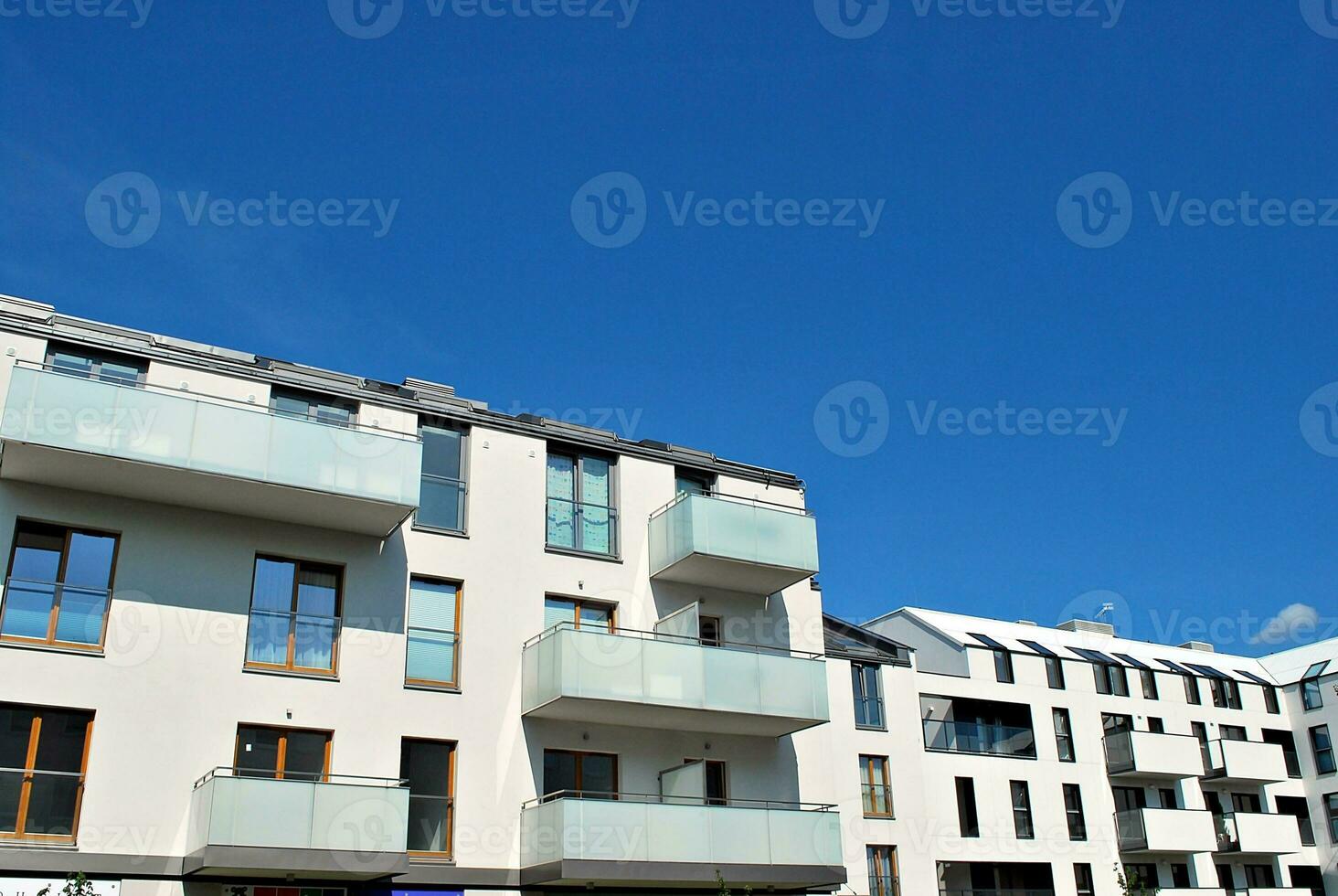 modern appartement gebouw in zonnig dag. buitenkant, woon- huis facade. foto