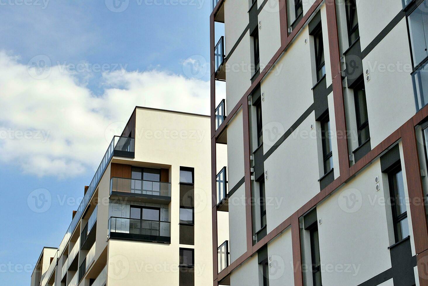 modern appartement gebouw in zonnig dag. buitenkant, woon- huis facade. foto