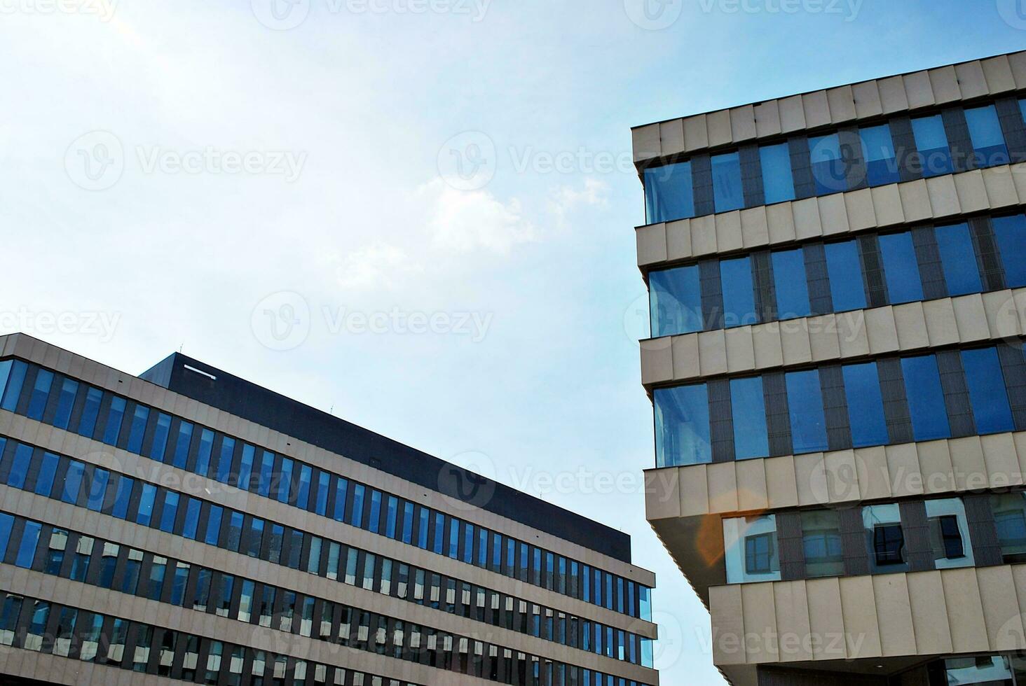 glas gebouw met transparant facade van de gebouw en blauw lucht. structureel glas muur reflecterend blauw lucht. abstract modern architectuur fragment. hedendaags bouwkundig achtergrond. foto