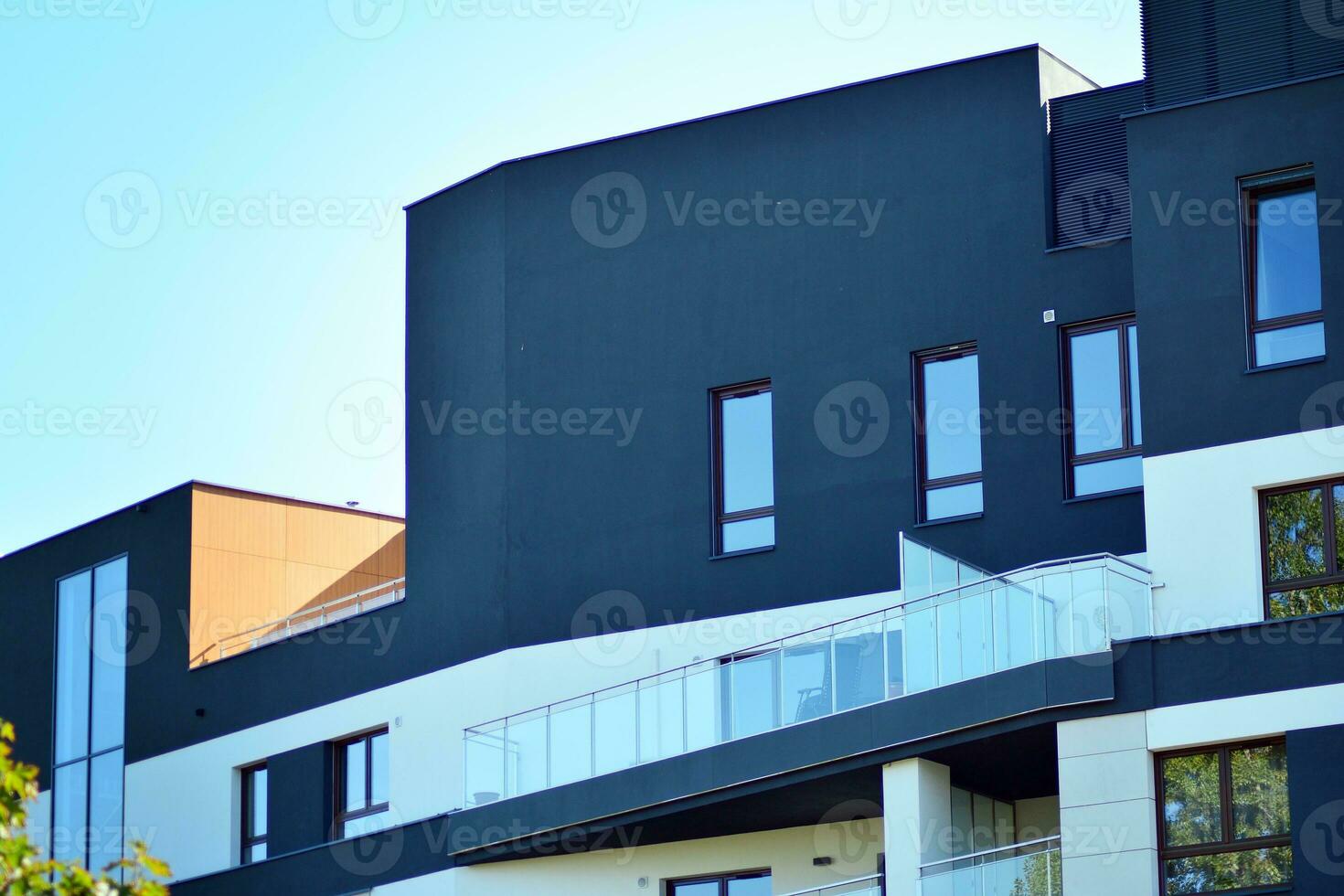 nieuw appartement gebouw met glas balkons. modern architectuur huizen door de zee. groot beglazing Aan de facade van de gebouw. foto