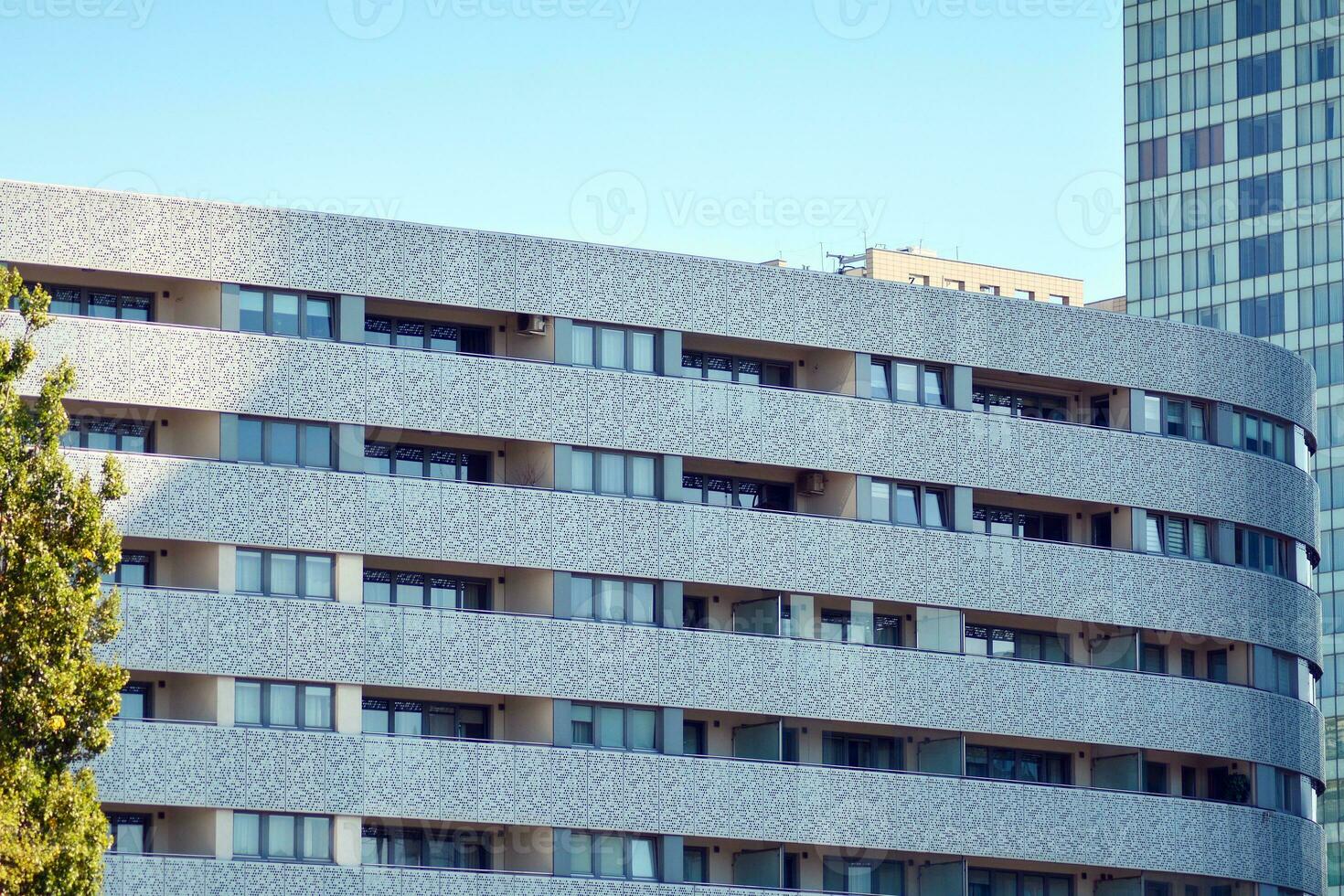 nieuw appartement gebouw met glas balkons. modern architectuur huizen door de zee. groot beglazing Aan de facade van de gebouw. foto