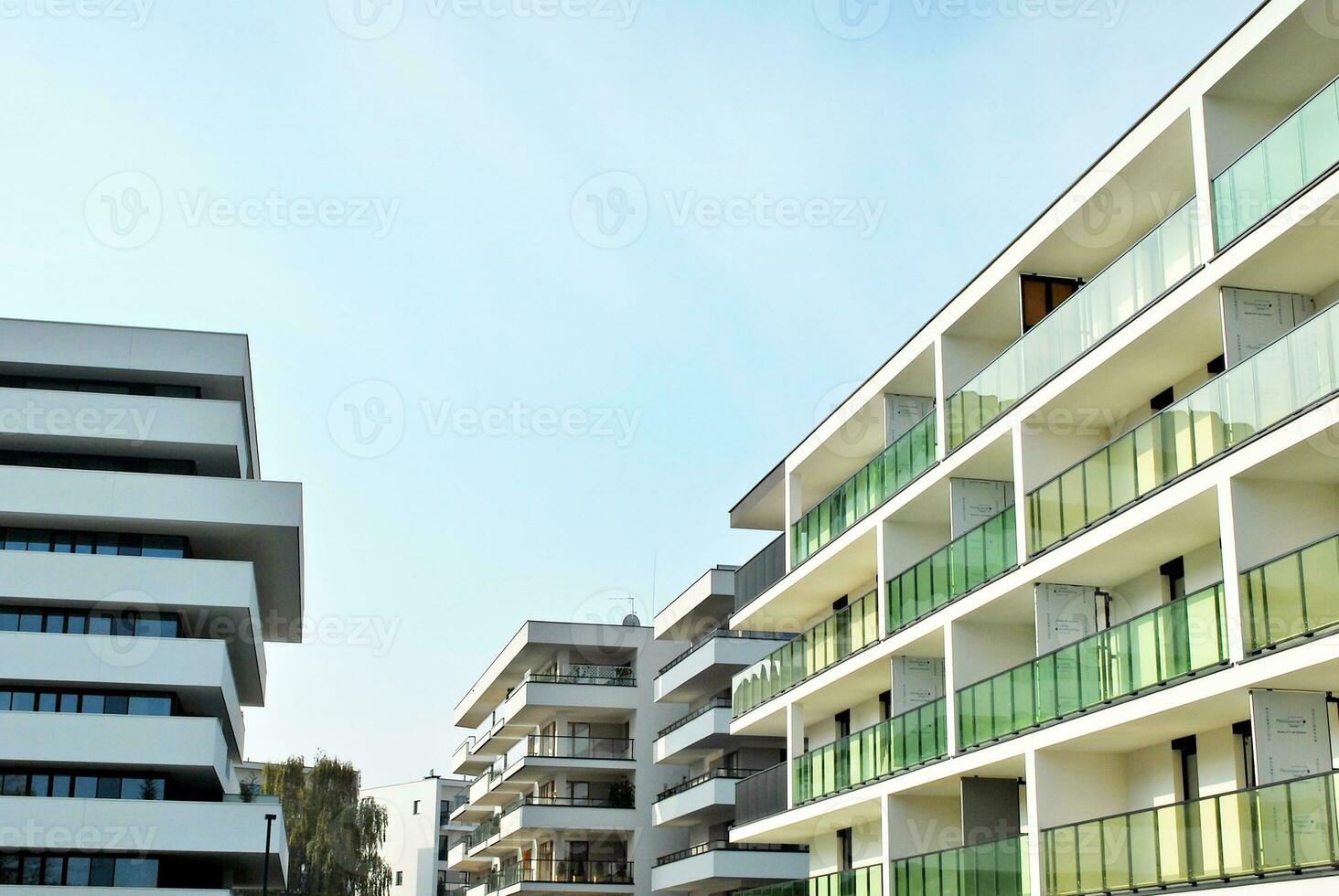 nieuw appartement gebouw met glas balkons. modern architectuur huizen door de zee. groot beglazing Aan de facade van de gebouw. foto