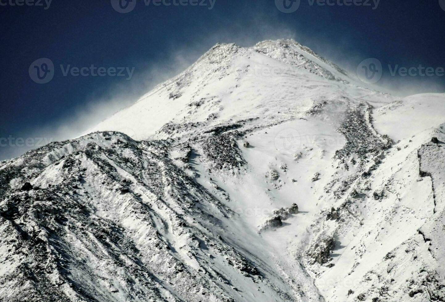 een sneeuw gedekt berg foto