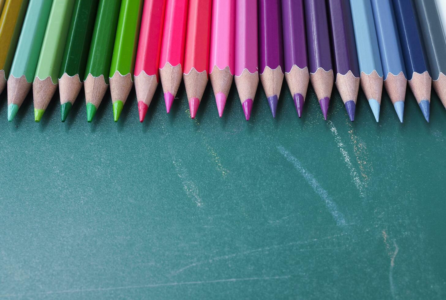 kleur potloden Aan schoolbord achtergrond foto