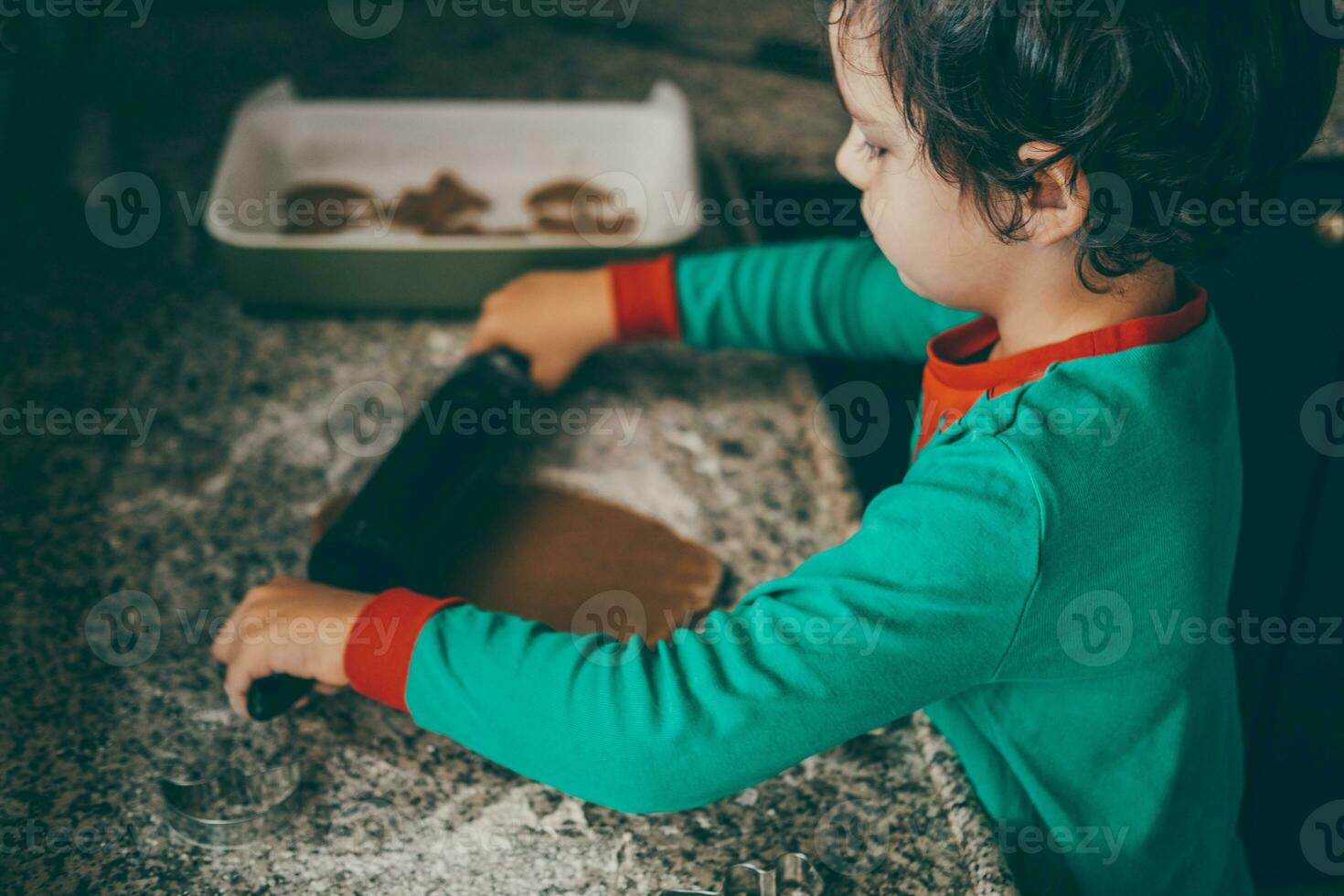 de keuken wordt een hub van vakantie opwinding net zo een jongen en zijn mam bereiden Kerstmis peperkoek foto