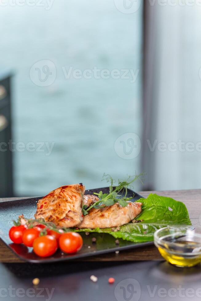 gebakken kip borst met kruiden en tomaten foto