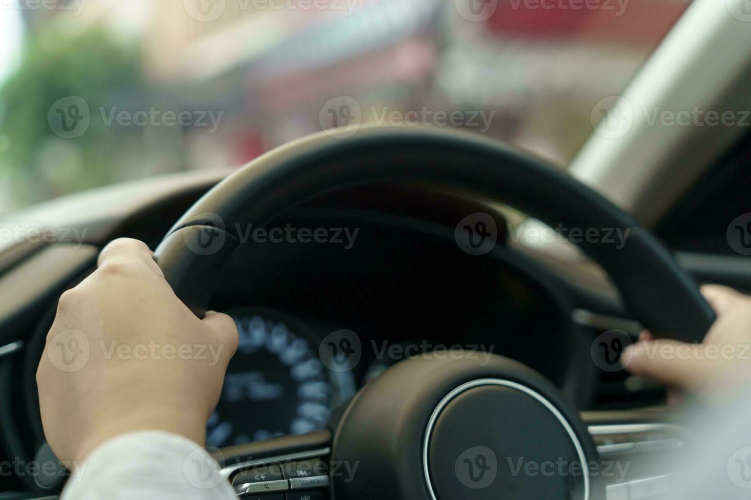 vrouw het rijden auto. meisje gevoel gelukkig naar rit Holding stuurinrichting wiel en op zoek Aan weg foto