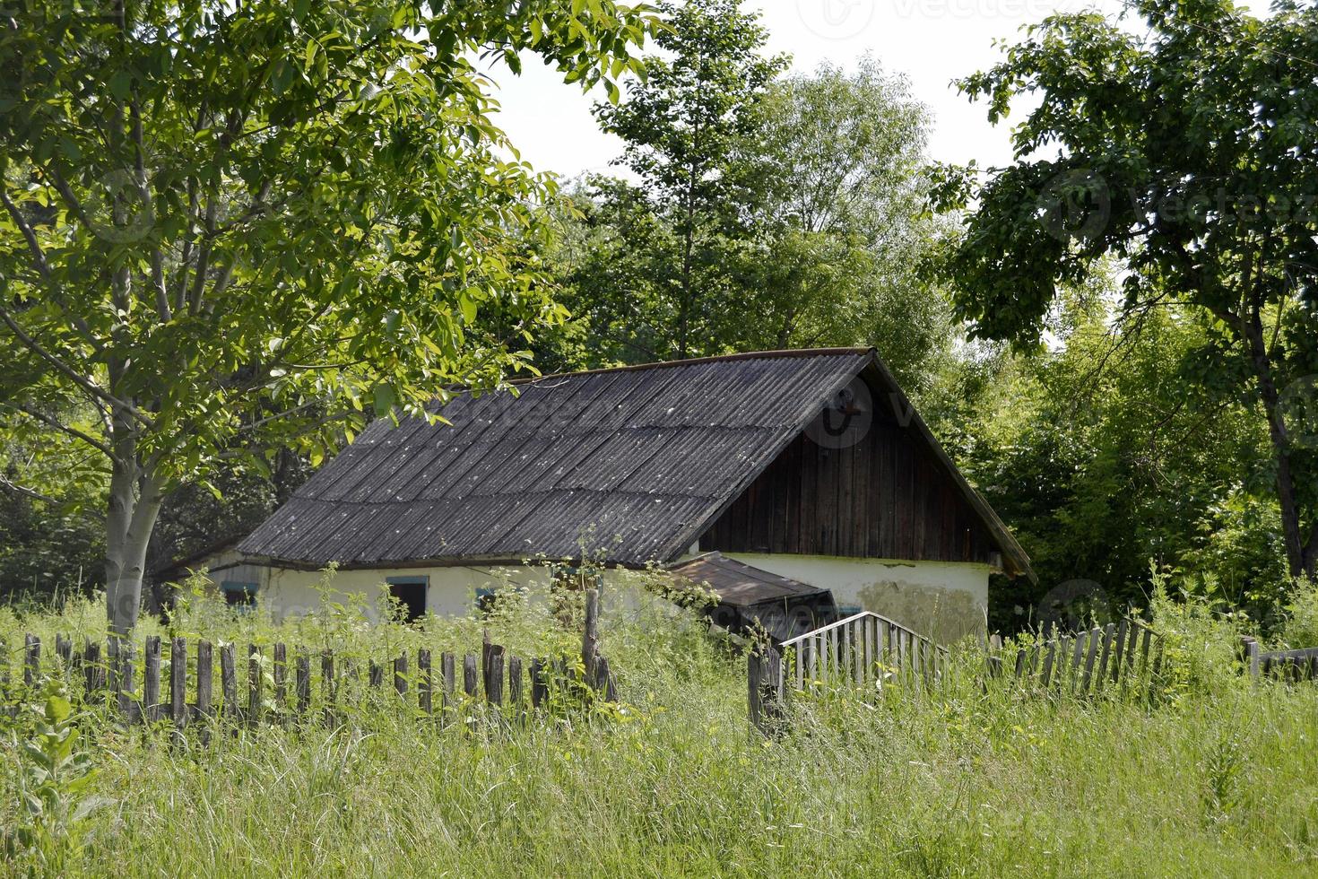 oud verlaten gebouw op het platteland foto