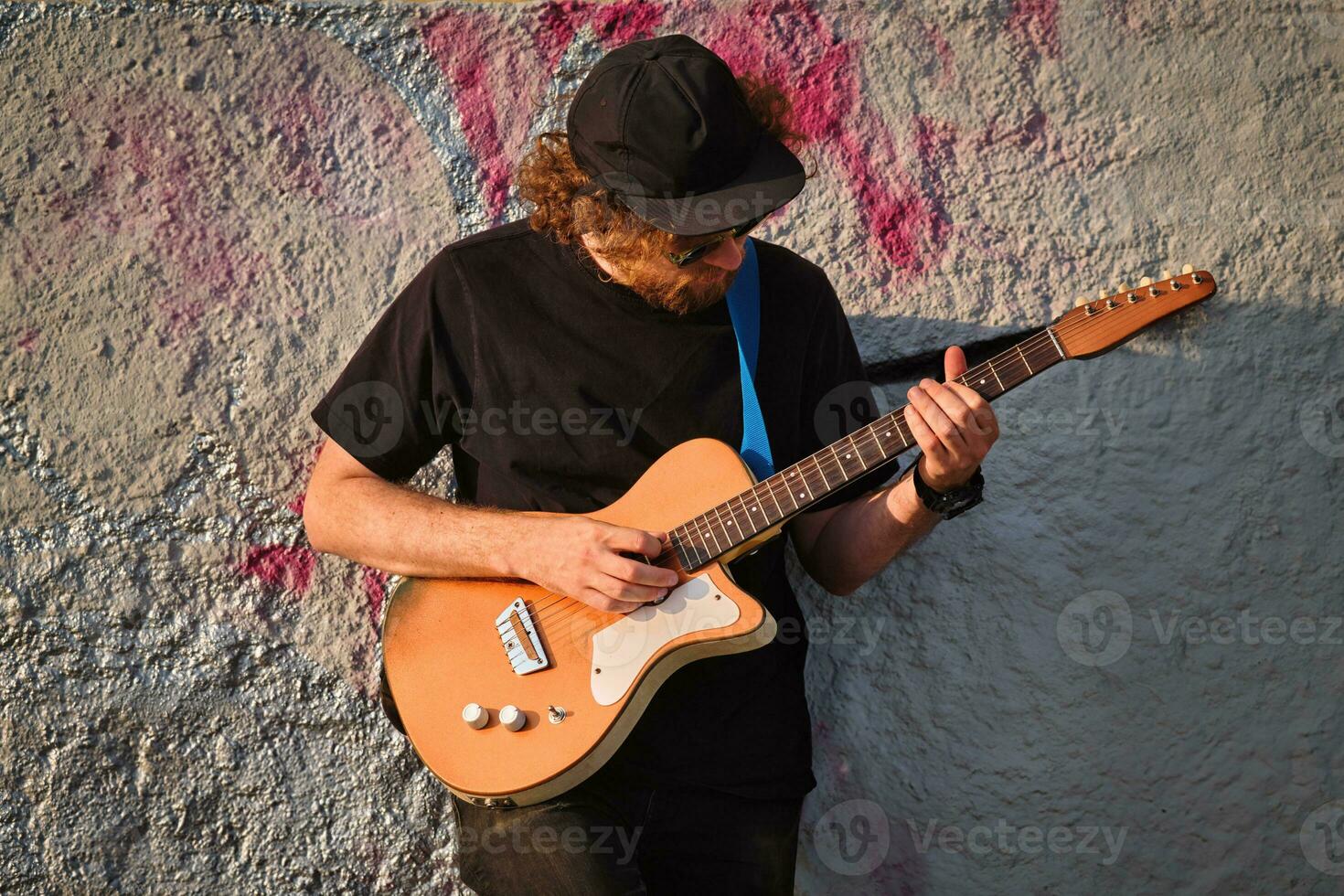 straat musicus spelen elektrisch gitaar in de straat foto