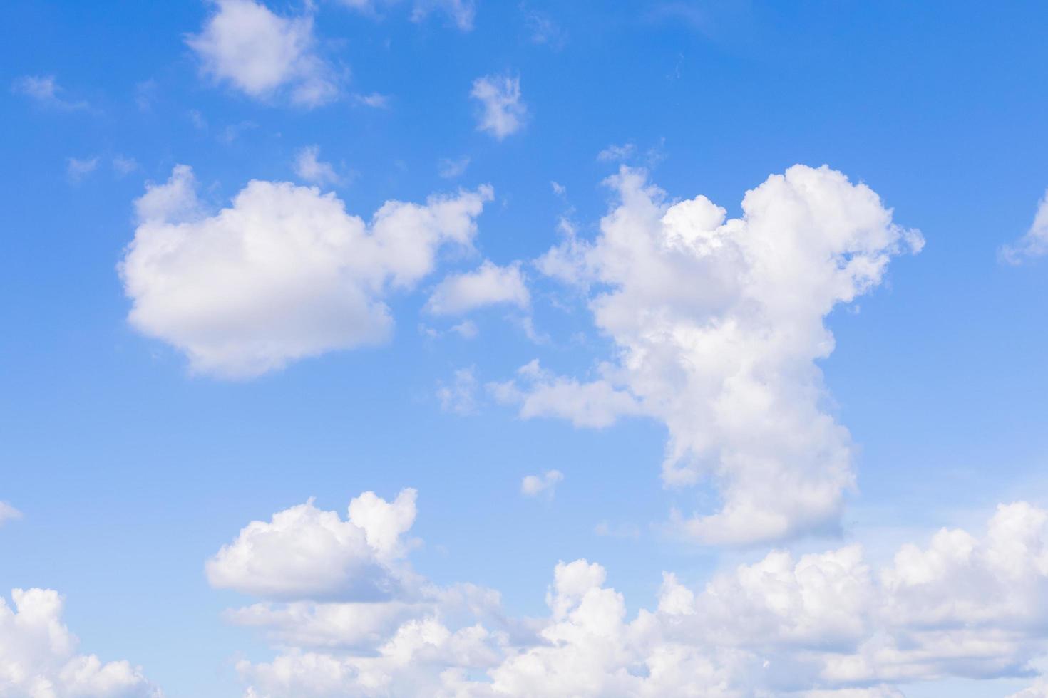 blauwe hemelachtergrond met wolken foto
