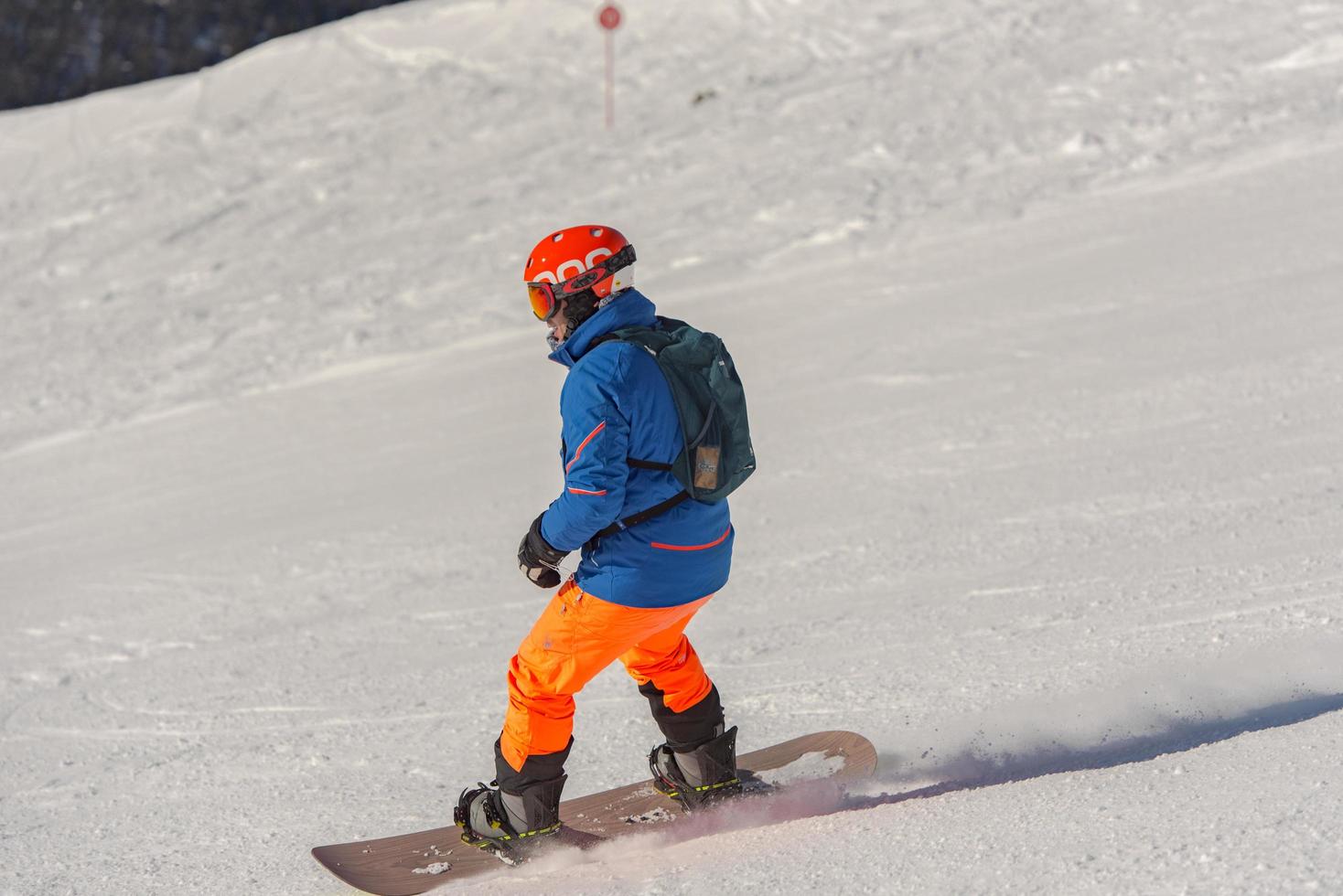 grandvalira, andorra, 03 januari 2021 - jonge man skiën in de pyreneeën in het skigebied grandvalira foto