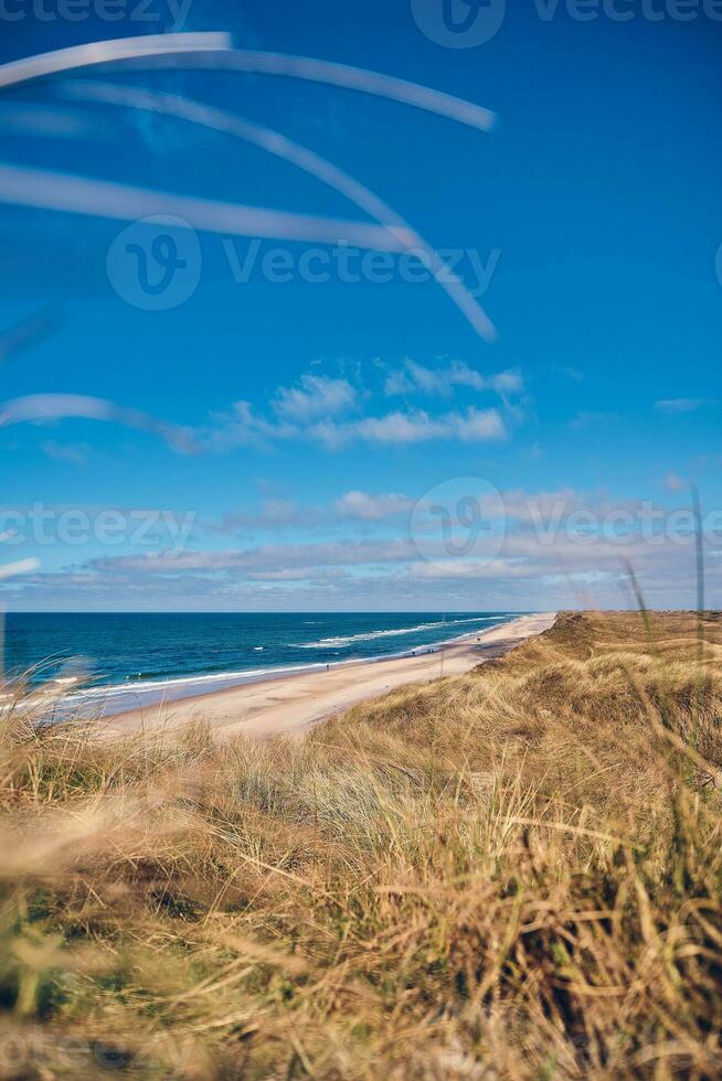 Deens noorden zee kust in zomer zonlicht foto