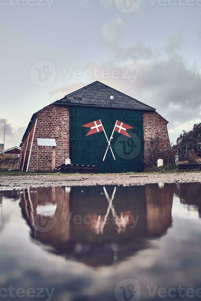 iconisch oud boot hut Bij Deens kust foto