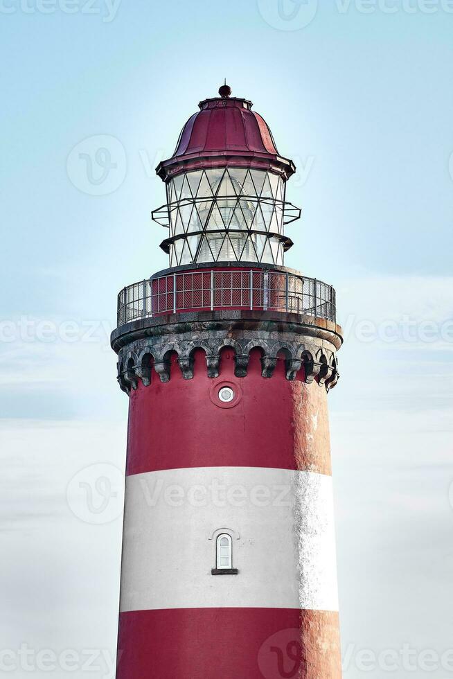 rood en wit vuurtoren Bij de noorden zee kust foto