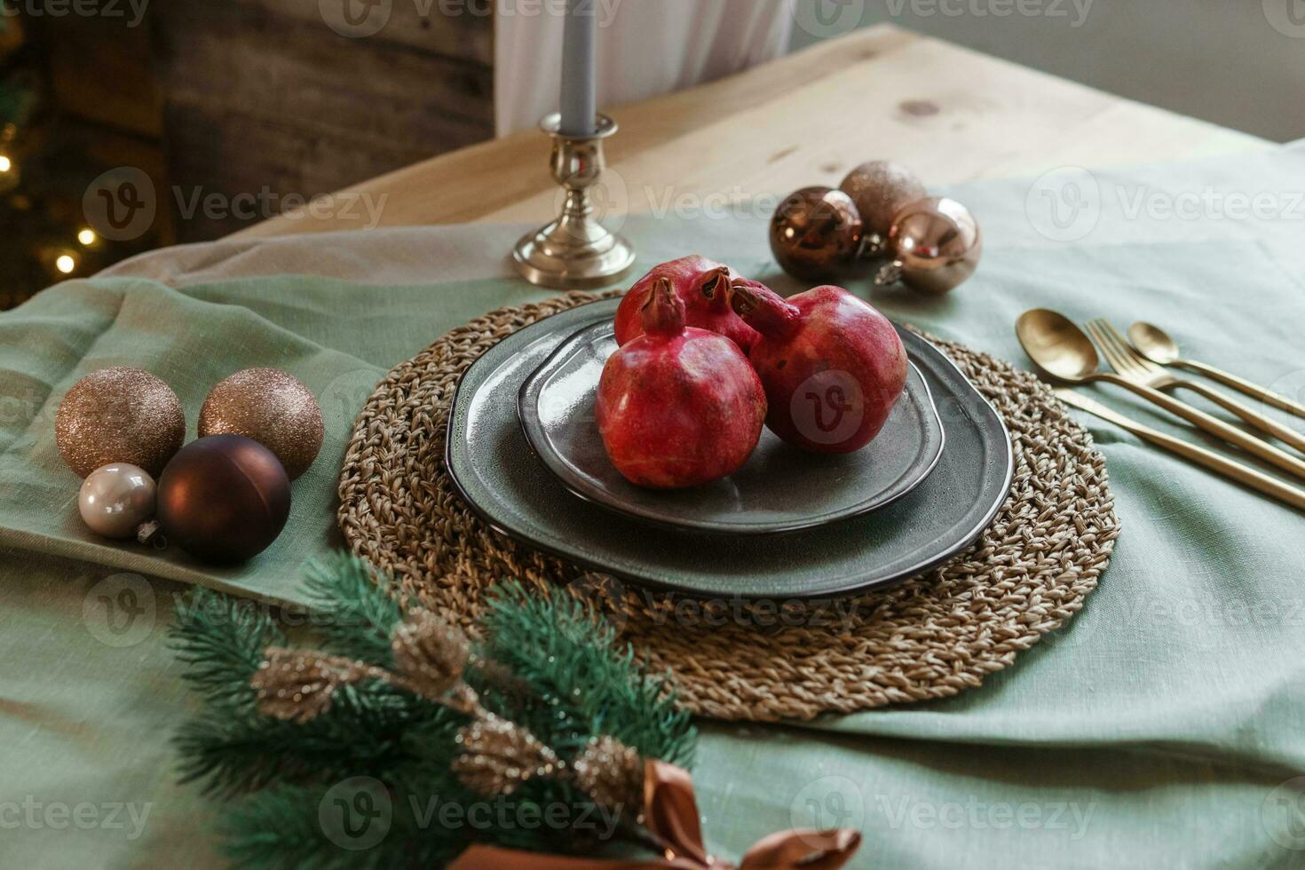 portie een feestelijk Kerstmis tafel in Scandinavisch stijl. decor Aan de tafel voordat de vakantie. foto