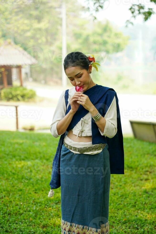 portret van mooi landelijk Thais vrouw slijtage Thais noordelijk traditioneel jurk acteren voor foto schieten in openbaar park