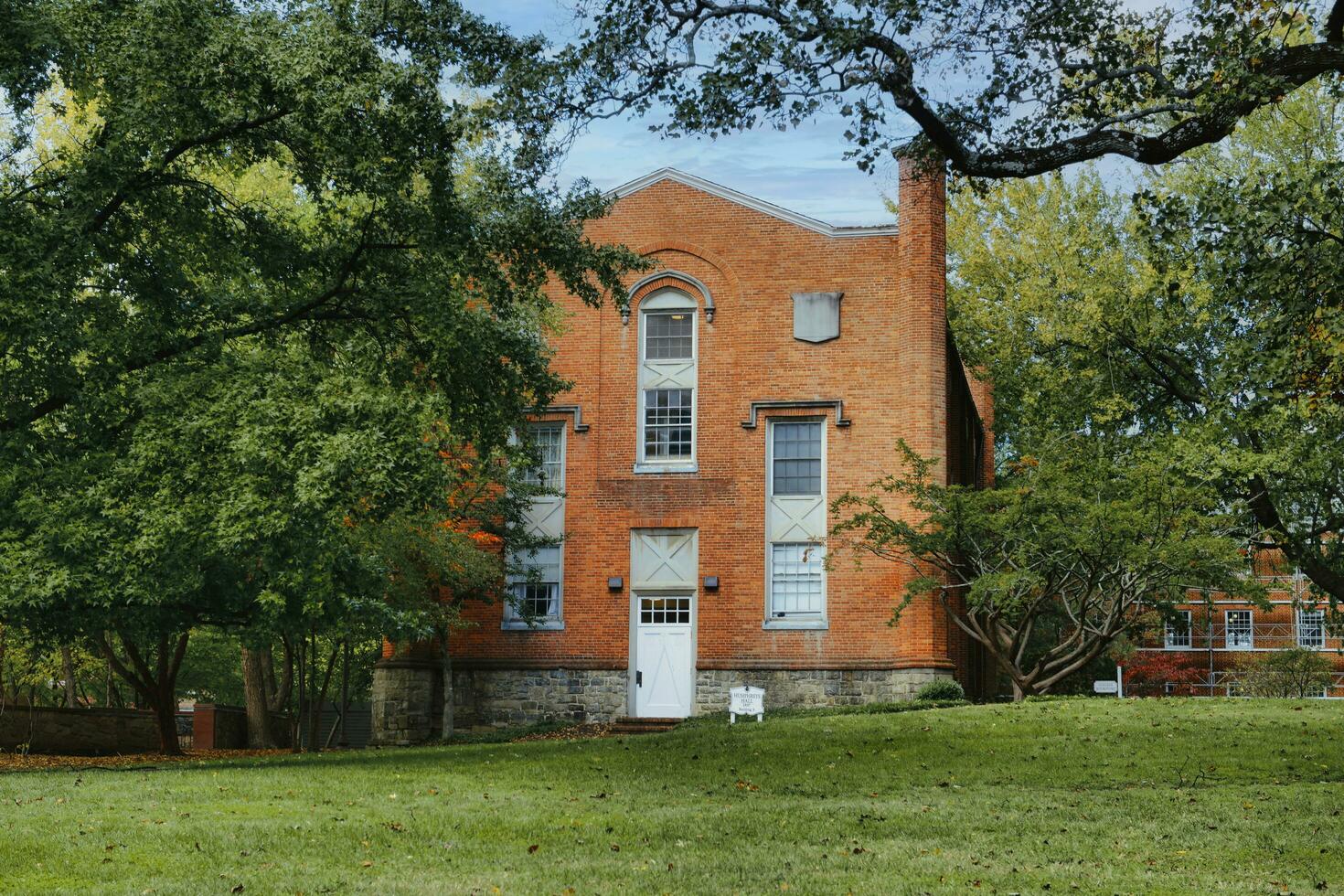 st. John's college campus, annapolis, Maryland, Verenigde Staten van Amerika, 2023. gebouwen overschaduwd door bomen Aan een van de oudste campussen in Amerika foto