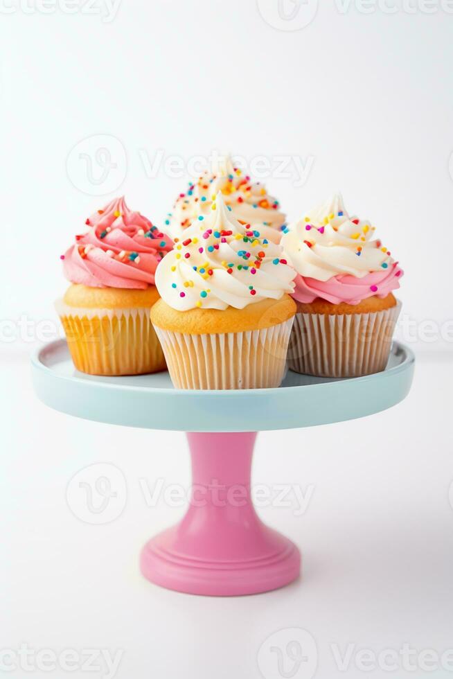 ai gegenereerd de heerlijk verleiden van perfect berijpt cupcakeongerept blanken Aan een achtergrond. foto