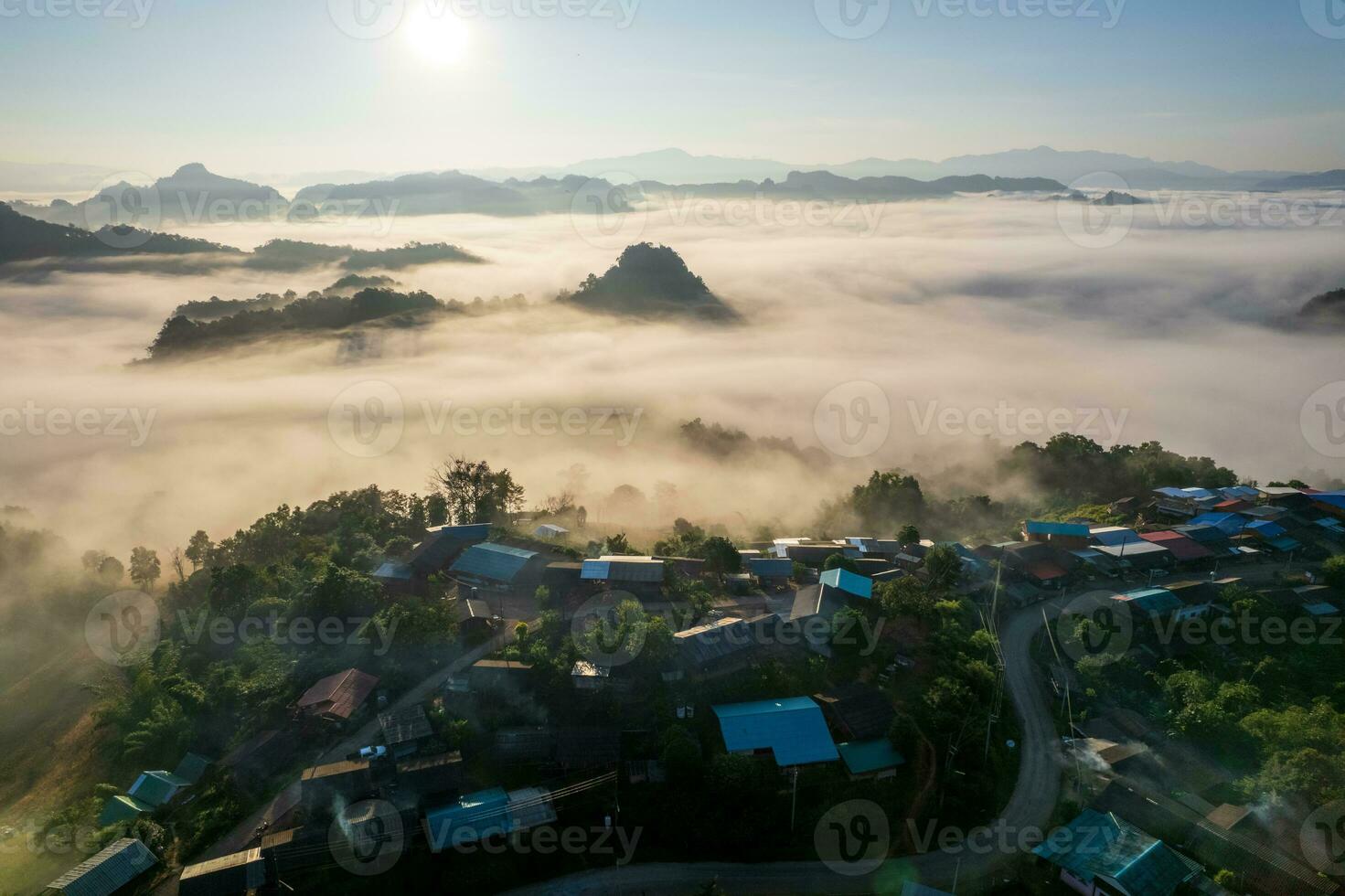 antenne visie van de Jabo dorp in de ochtend- met de zee van de nevel Bij Jabo dorp, mae hong zoon, Thailand. foto