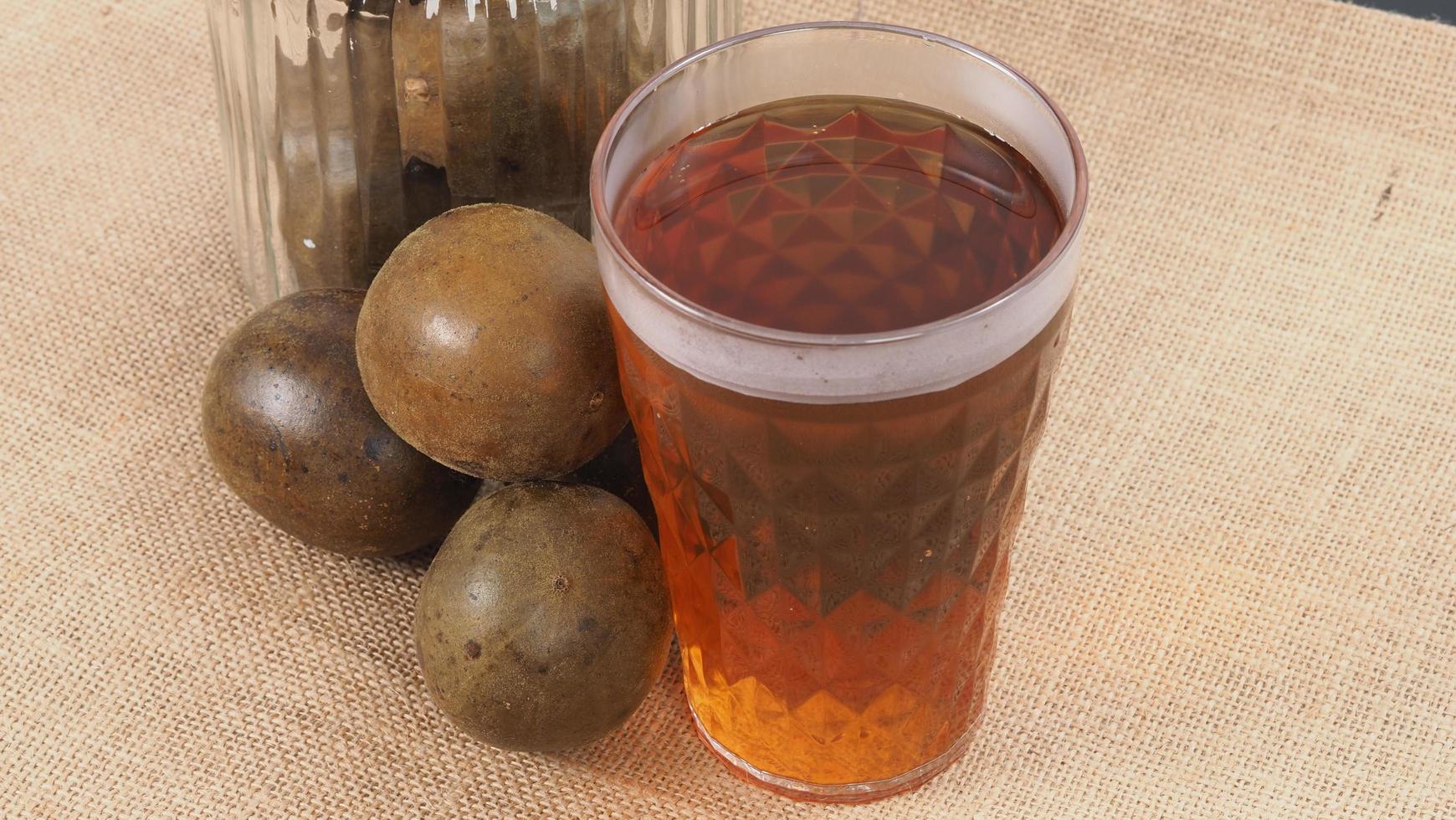 monniksvrucht of luo han guo. gedroogd fruit voor een gezonde zoetstofdrank. foto