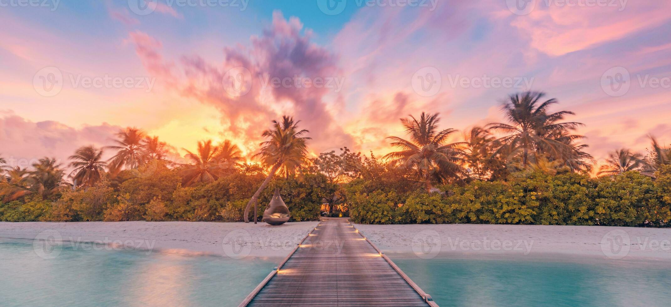 verbazingwekkend strand landschap. mooi Maldiven zonsondergang zeegezicht visie. horizon kleurrijk zonsondergang zee lucht wolken over- pier traject lichten. rustig eiland lagune, toerisme reizen achtergrond. exotisch vakantie foto