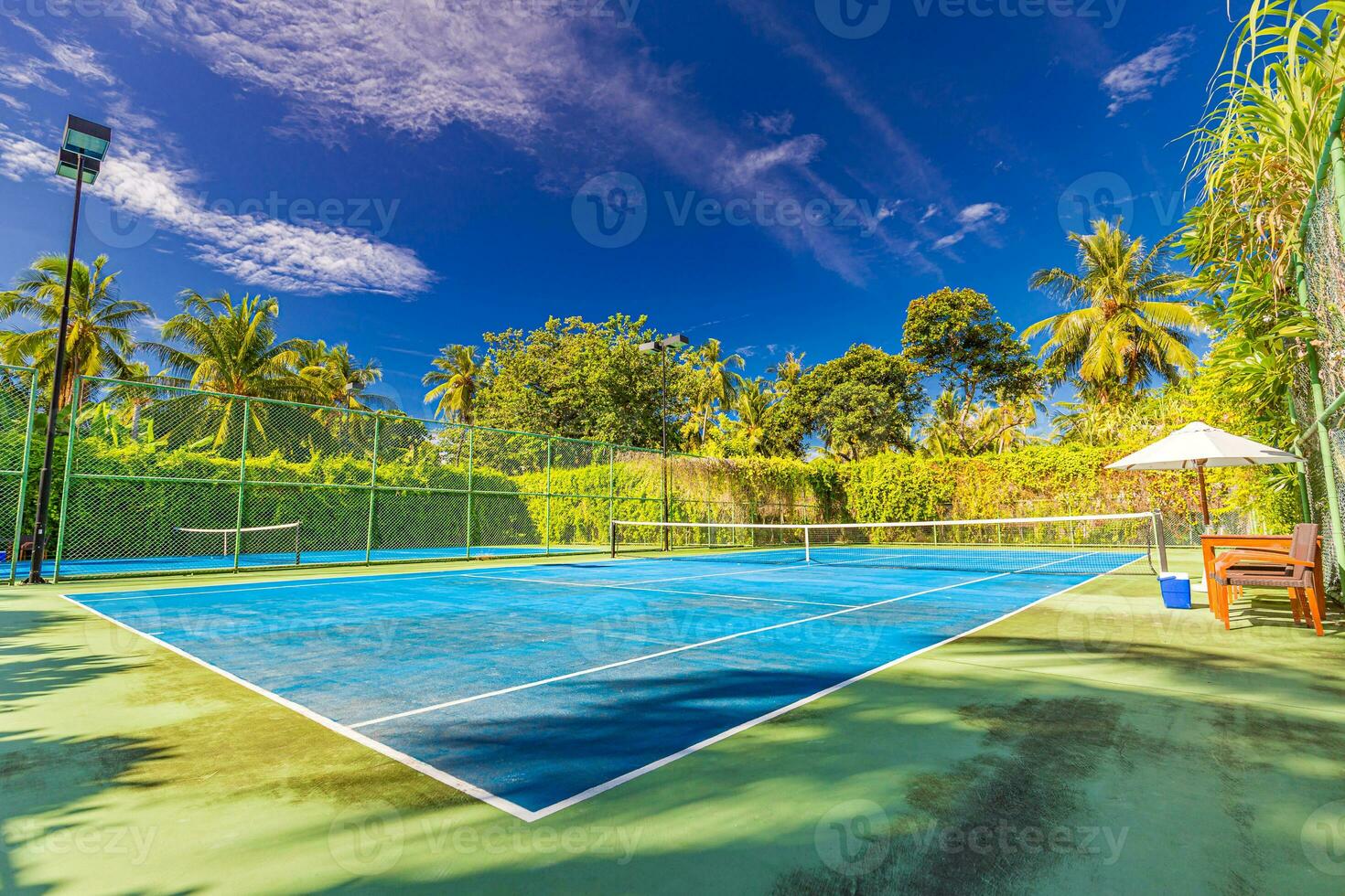 verbazingwekkend sport en recreatief achtergrond net zo tennis rechtbank Aan tropisch landschap, palm bomen en blauw lucht. sport- in keerkring concept foto