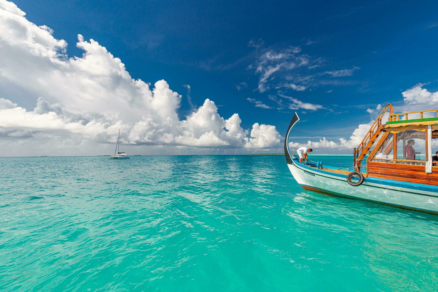 inspirerend Maldiven strand ontwerp. Maldiven traditioneel boot dhoni en perfect blauw zee met lagune. luxe tropisch paradijs concept. exotisch reizen landschap, zeegezicht 21.12.22 foto