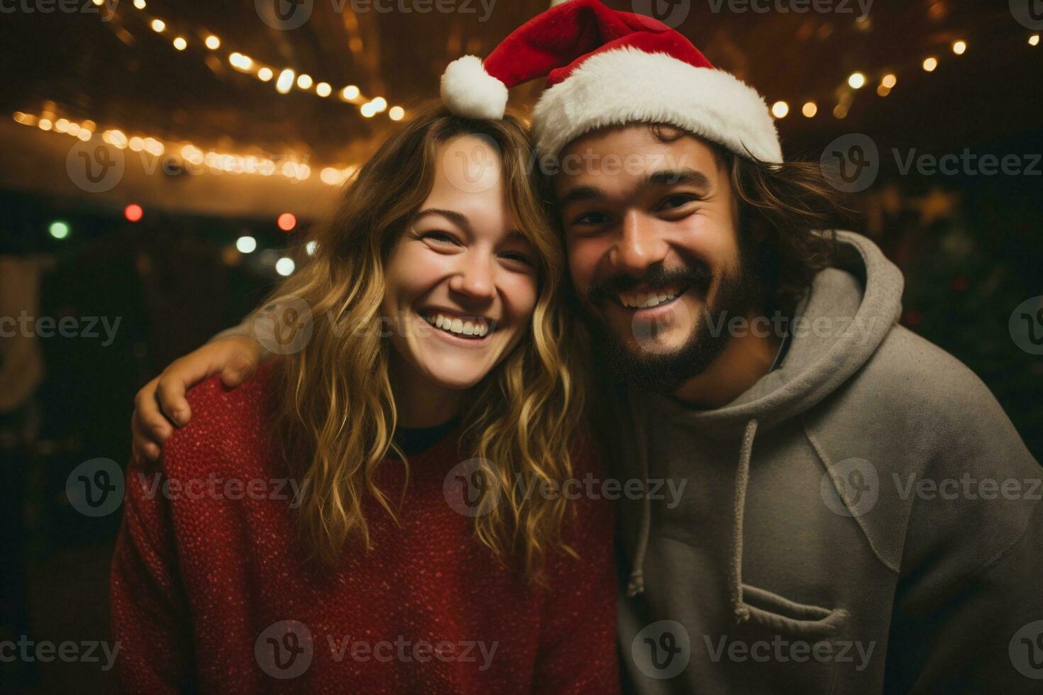 ai gegenereerd portret van gelukkig jong paar in de kerstman hoeden omarmen elk andere Bij Kerstmis foto