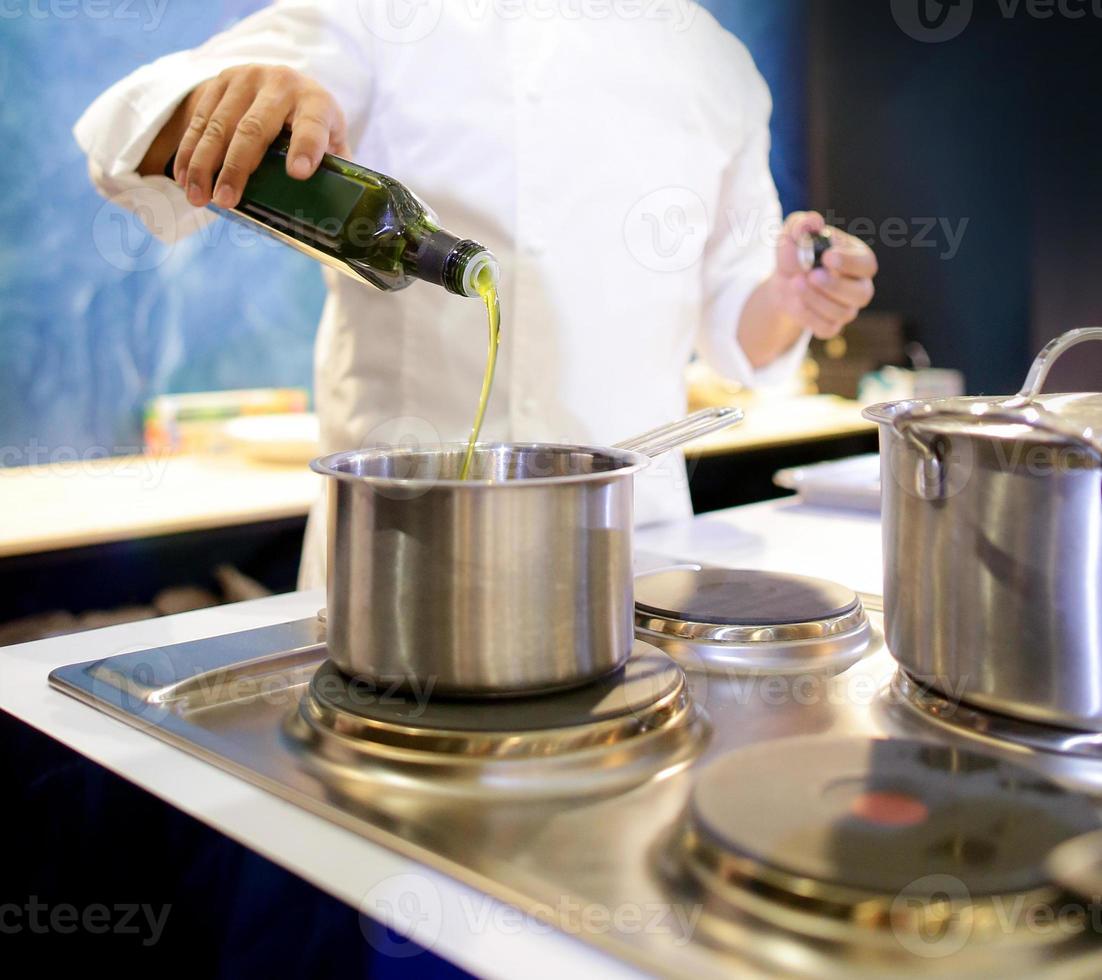 chef-kok die voedsel in de keuken kookt, chef-kok die voedsel bereidt foto