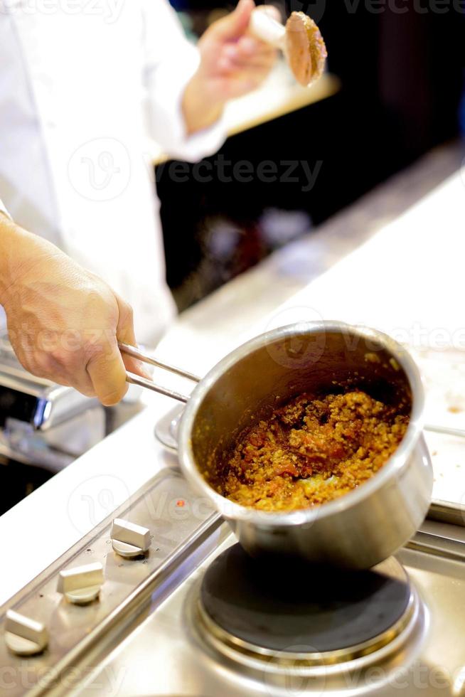 chef-kok die voedsel in de keuken kookt, chef-kok die voedsel bereidt foto