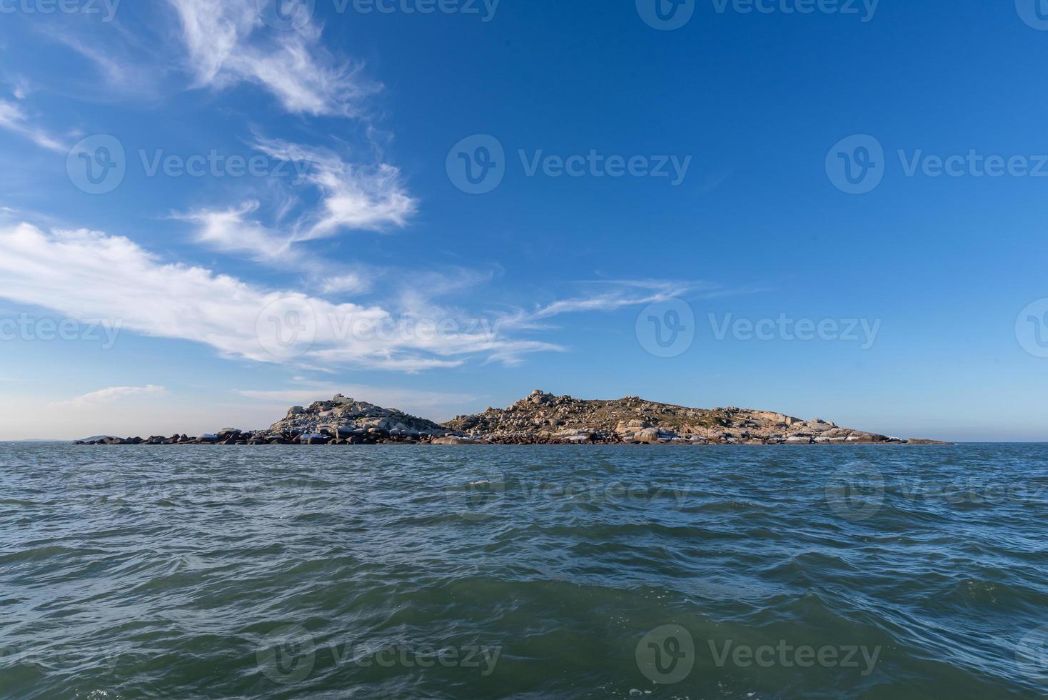 de lucht is helder en blauw, het eiland midden in de zee foto