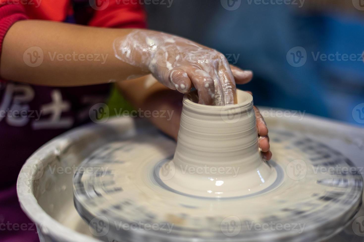 het proces van het maken van aardewerk in een pottenbakkerij foto