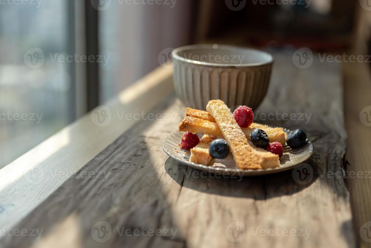 afternoon tea time, zwarte thee met brood foto