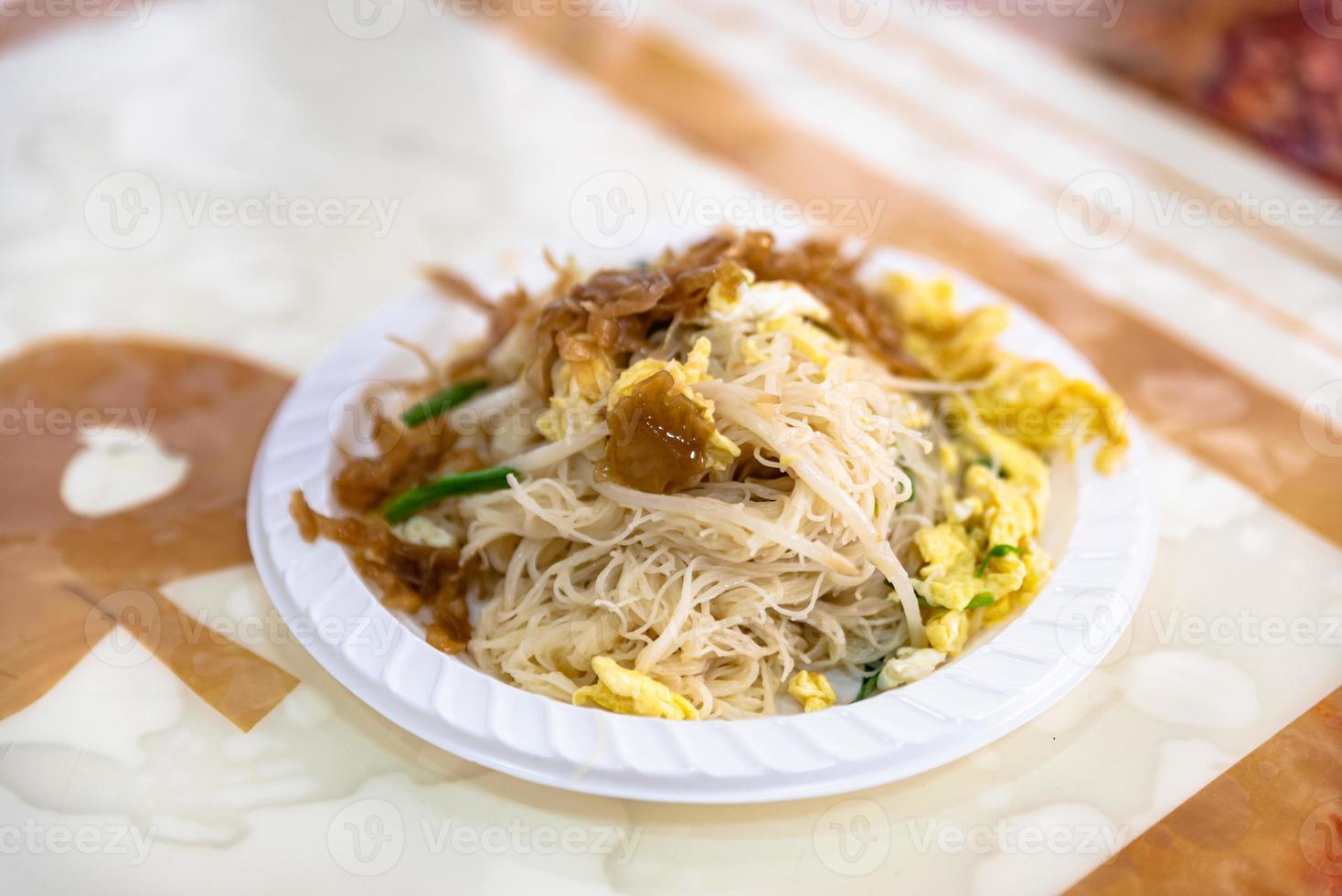 chinese traditionele snacks, gebakken rijstnoedels foto
