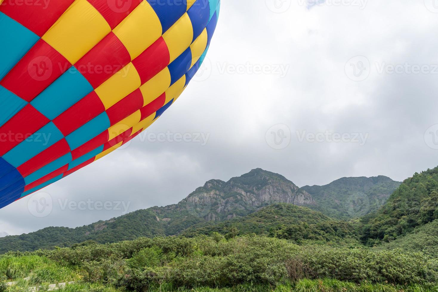 close-up heteluchtballonnen met rode, gele en blauwe vlekken op de berg foto