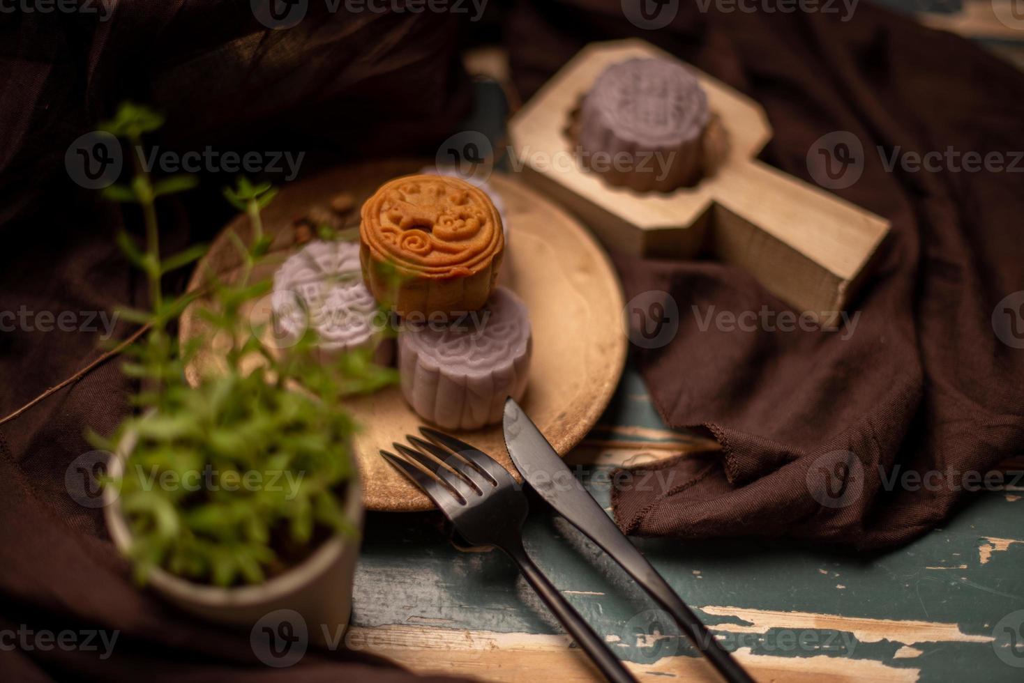 Chinese taarten liggen op het grijze kleed van de houten tafel foto