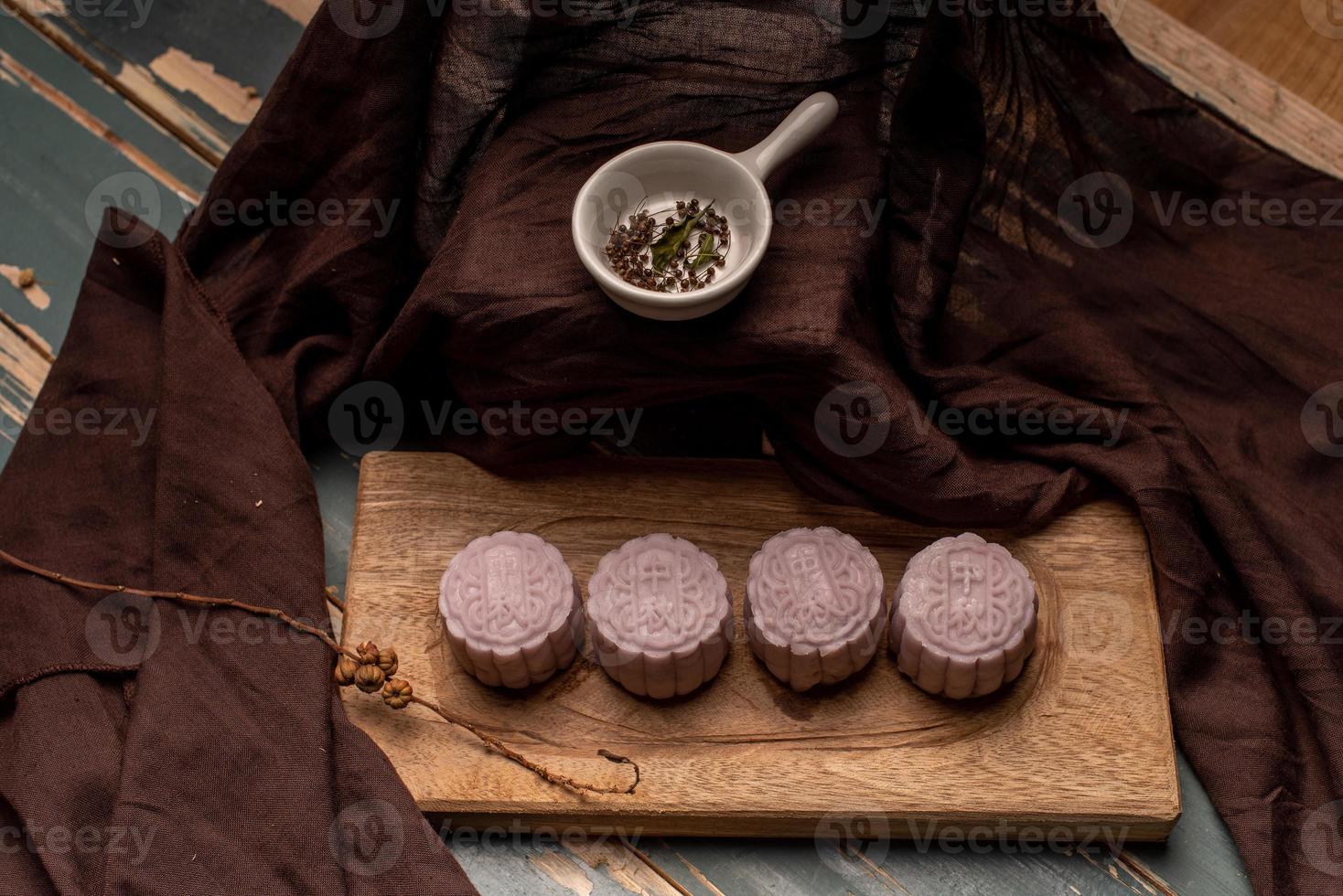 Chinese taarten liggen op het grijze kleed van de houten tafel foto