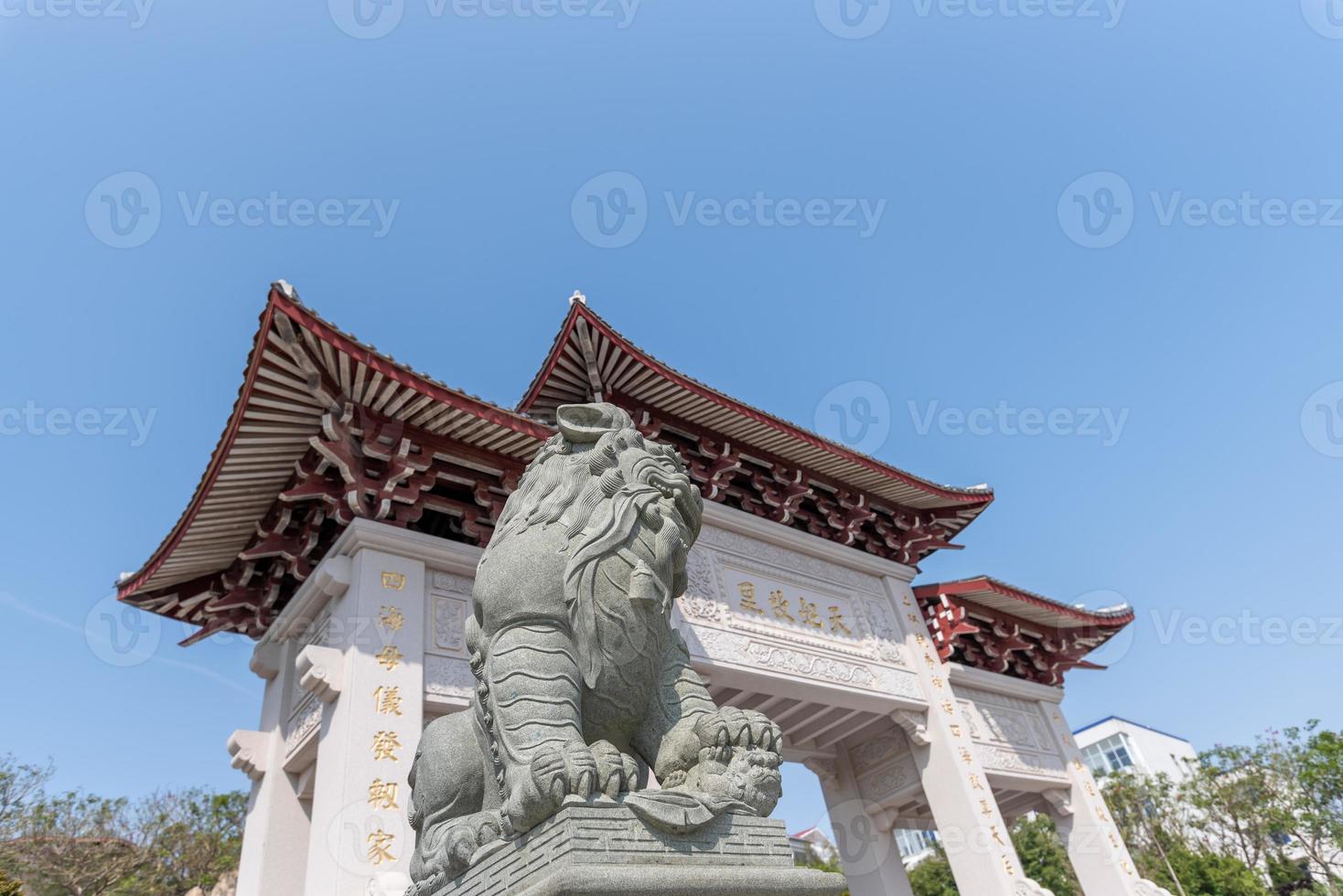 gebouwen en standbeelden in het park van de zeegod Mazu foto