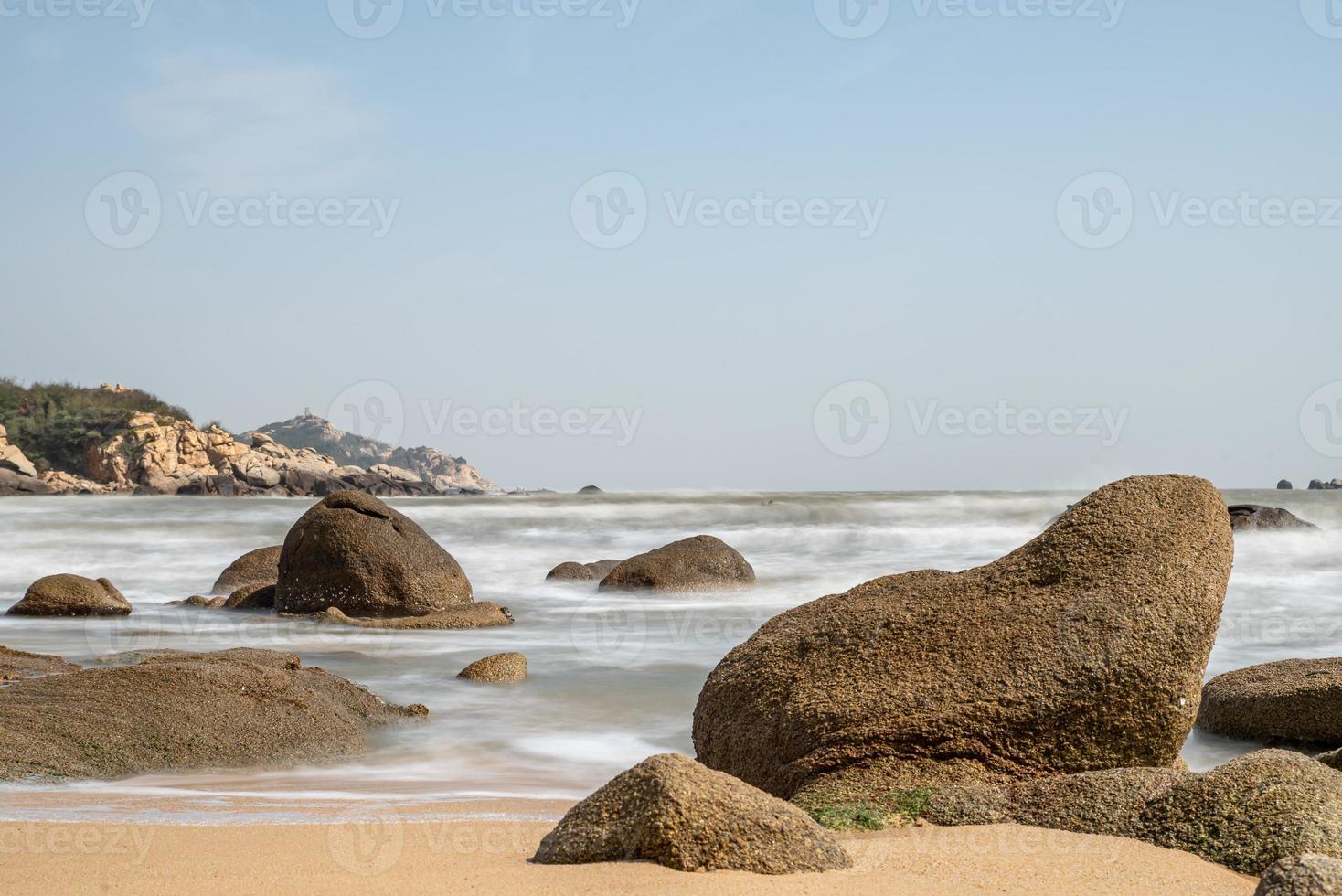 de lucht is blauw in de zomer. de zee heeft gouden stranden, golven en riffen foto