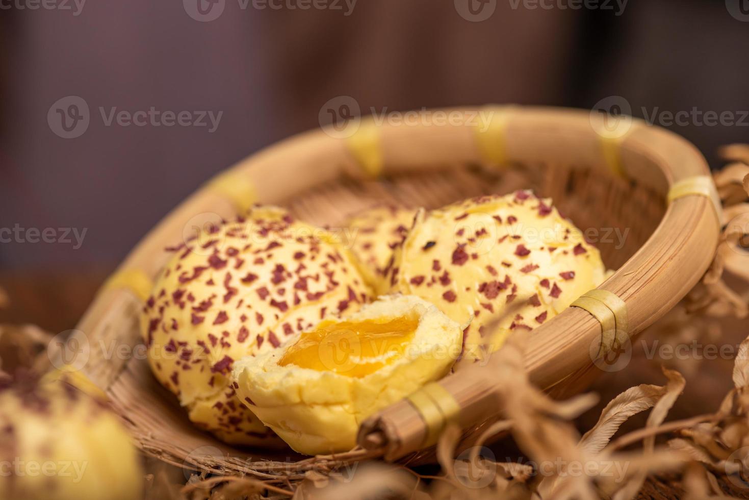 snijd en voltooi het met eidooier gestoomde gevulde broodje op de houtnerftafel foto