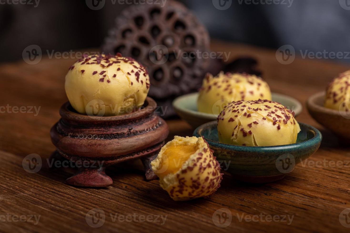 snijd en voltooi het met eidooier gestoomde gevulde broodje op de houtnerftafel foto