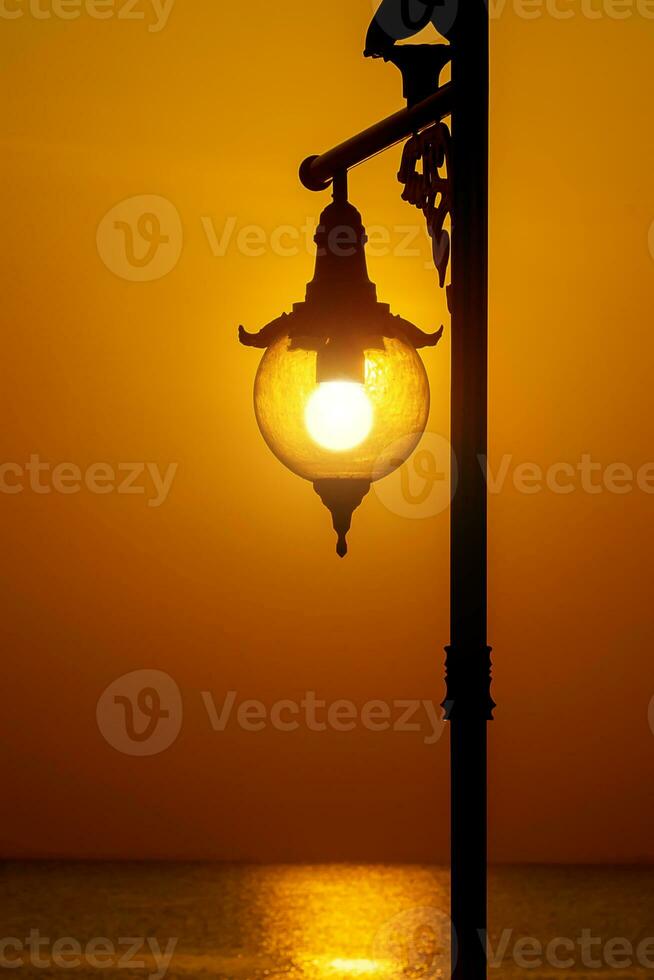 lantaarns en licht van de avond zon foto